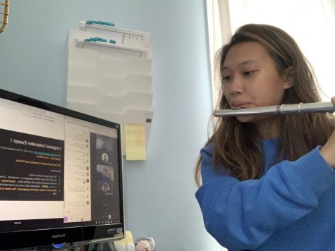 Sophomore Jocelyn Cheung practices symphonic band’s group piece, “Longwood Celebration,” on the flute during class on October 1.