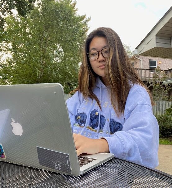 Sophomore Isabell Lee attends her online 
class outdoors on Oct. 1.
