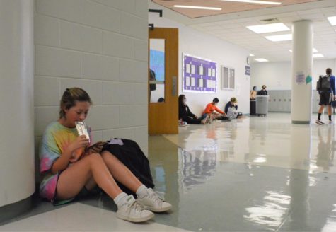 Sophomore Clara Chambers eats lunch in the hallway outside the cafeteria like other students on Sept. 16.