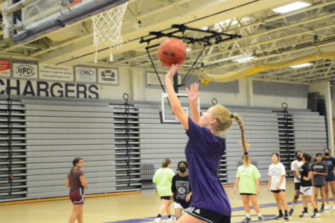 Senior Natalie Hogan practices her layups during the team’s last offseason practice on Oct. 28 before tryouts. 