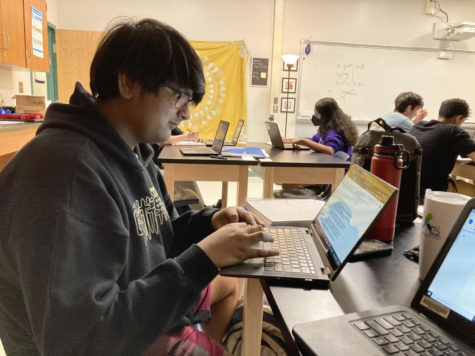  Using resources such as The College Essay Guy, senior Muralikrishnan Srikanth refines his college essays on Sept. 14 during his physics class. Srikanth  insists that making an early start to college essays is highly beneficial.
