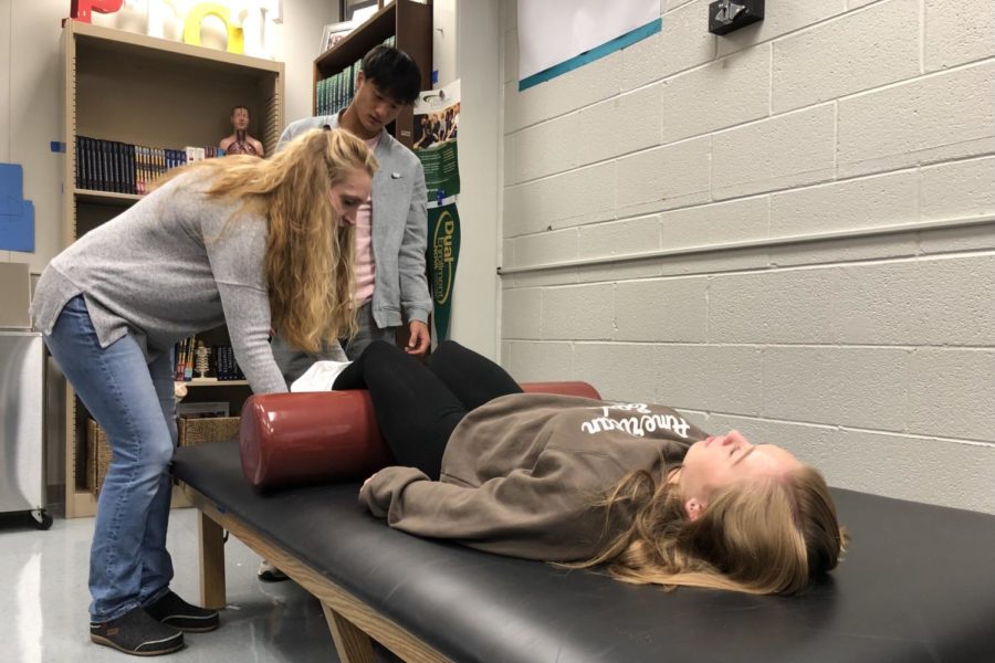 Physical+and+occupational+therapy+teacher+Lindsay+Grilliot+teaches+senior+Andrew+Jung+to+apply+an+ice+pack+to+Westfield+senior+Skylar+Cowell+in+her+1st+period+Physical+and+occupational+therapy+1+class.+