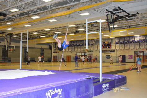 On Jan 9, an Oakton High School student practices alongside the boys’ varsity basketball team. OHS does not have an indoor pole vaulting facility and so they occasionally share with CHS. Because of the relative compactness of their equipment, pole vaulters often share the gym with other sports.