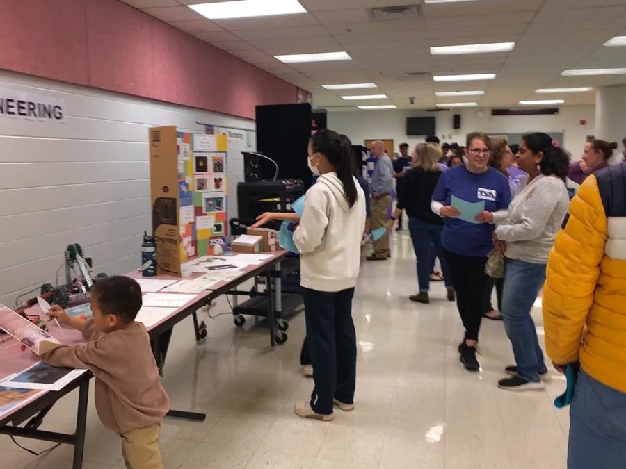 At+the+Jan.+4+curriculum+fair%2C+parents+discussed+different+electives+with+teachers.