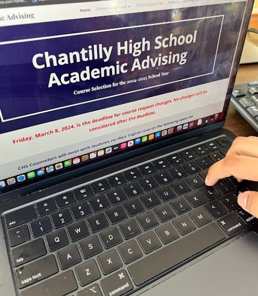 A student looks at the CHS advising site to find more information on the classes
they’re interested in taking next year.