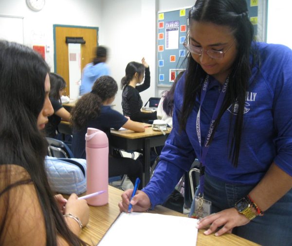 Spanish teacher Alina Jimenez Rosa reviews sophomore Nadia Blanco Huarita’s notes on Aug. 22.
