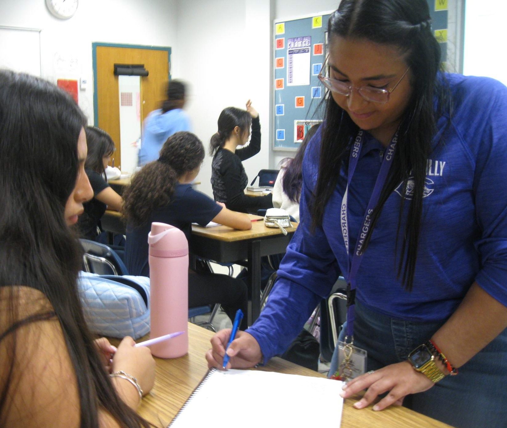 Spanish teacher Alina Jimenez Rosa reviews sophomore Nadia Blanco Huarita’s notes on Aug. 22.
