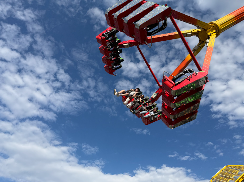 Senior Zach Schwartz, sophomore Leilah Ross and attendees Daijah Ross and Stefania Grace swing in the air on the “Freak Out” thrill ride.